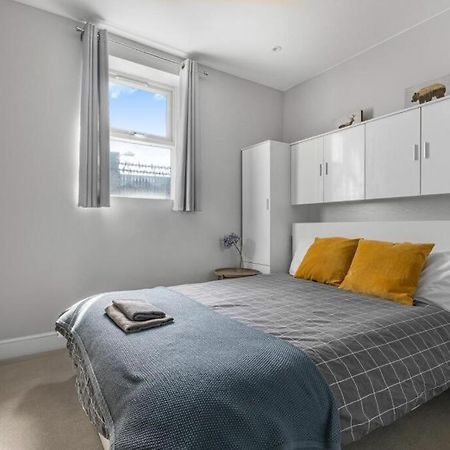 Brilliant 2 Bed Apartment - Spacious, Central & Well-Connected Londen Buitenkant foto