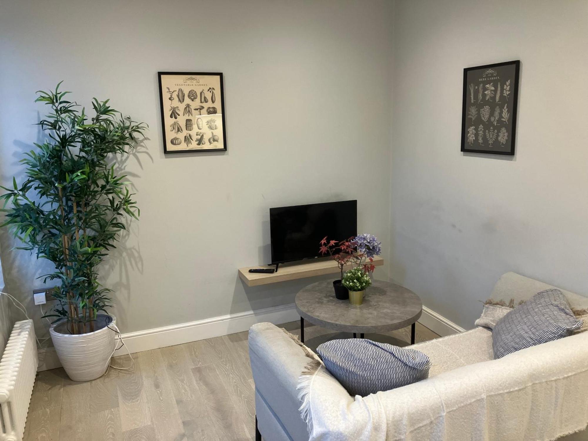 Brilliant 2 Bed Apartment - Spacious, Central & Well-Connected Londen Buitenkant foto