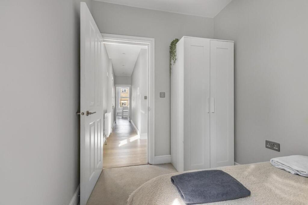Brilliant 2 Bed Apartment - Spacious, Central & Well-Connected Londen Buitenkant foto