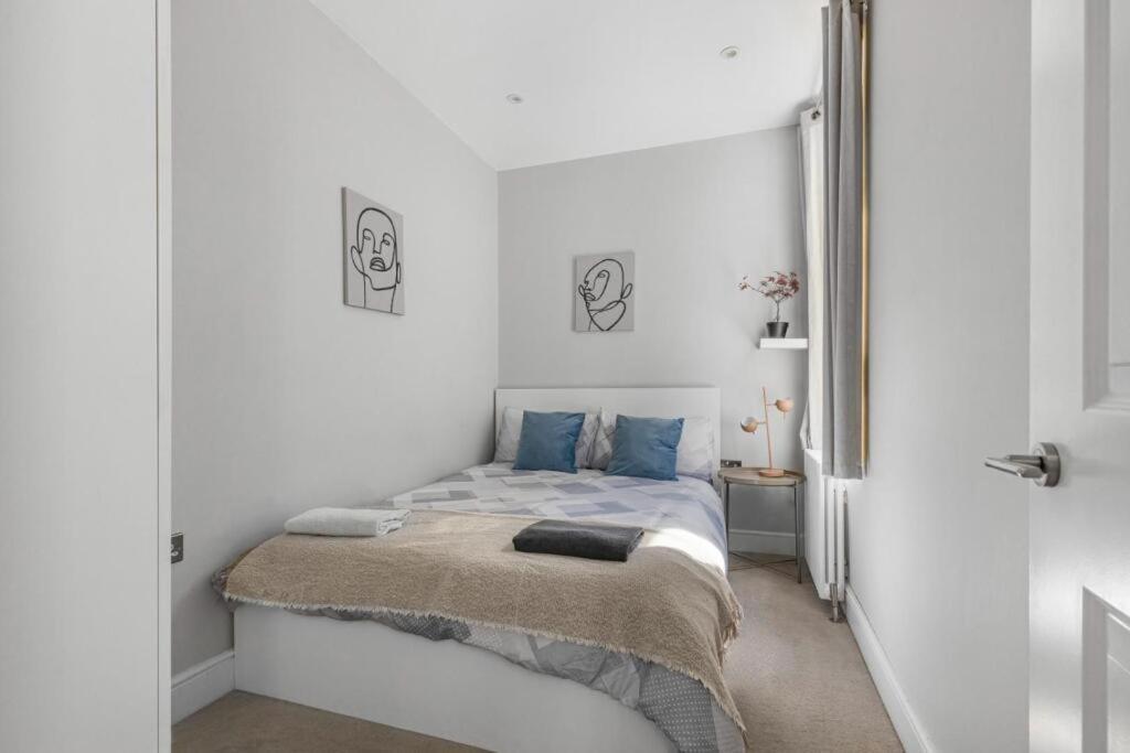 Brilliant 2 Bed Apartment - Spacious, Central & Well-Connected Londen Buitenkant foto