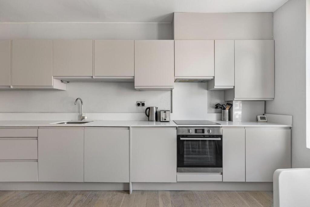 Brilliant 2 Bed Apartment - Spacious, Central & Well-Connected Londen Buitenkant foto
