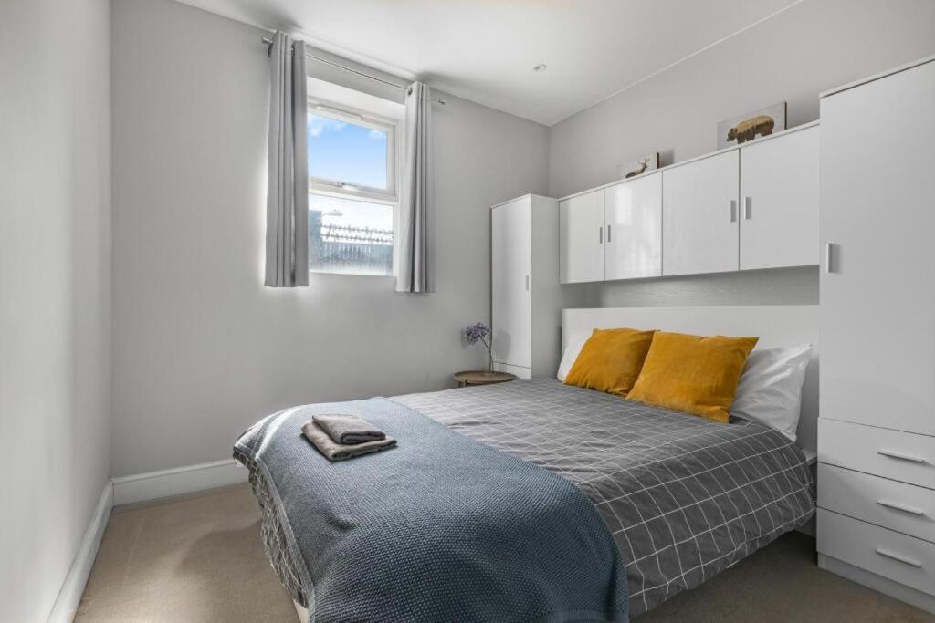 Brilliant 2 Bed Apartment - Spacious, Central & Well-Connected Londen Buitenkant foto
