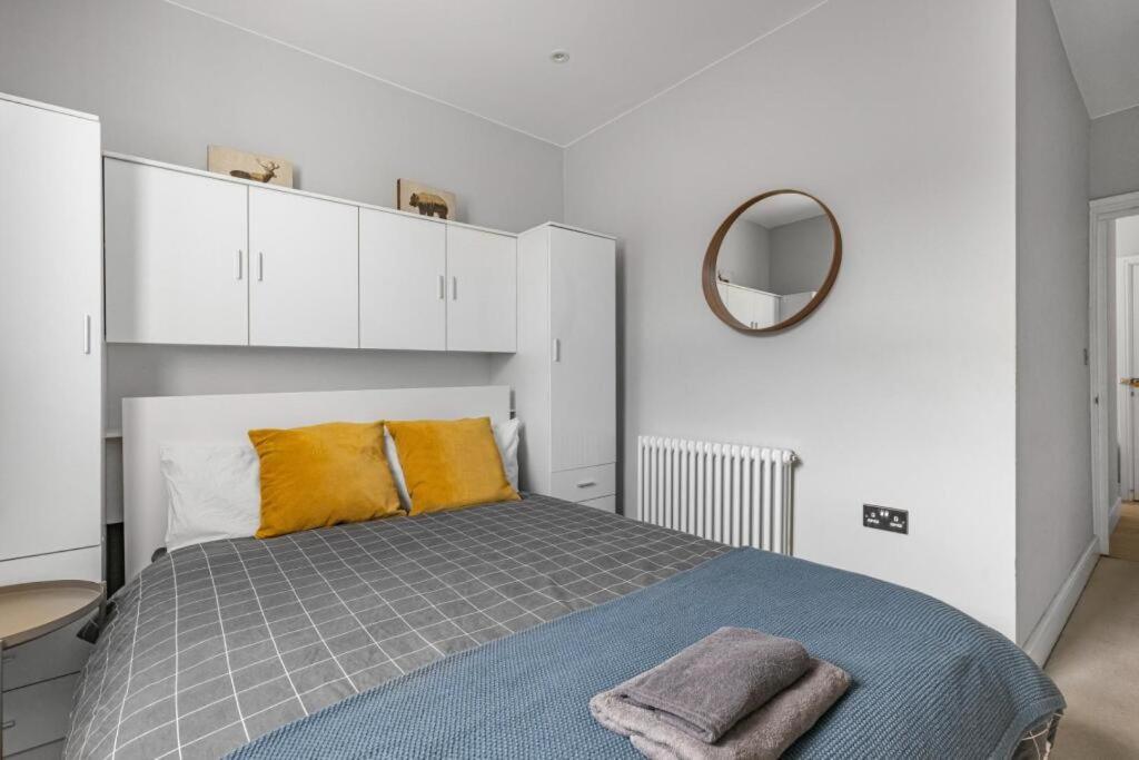 Brilliant 2 Bed Apartment - Spacious, Central & Well-Connected Londen Buitenkant foto
