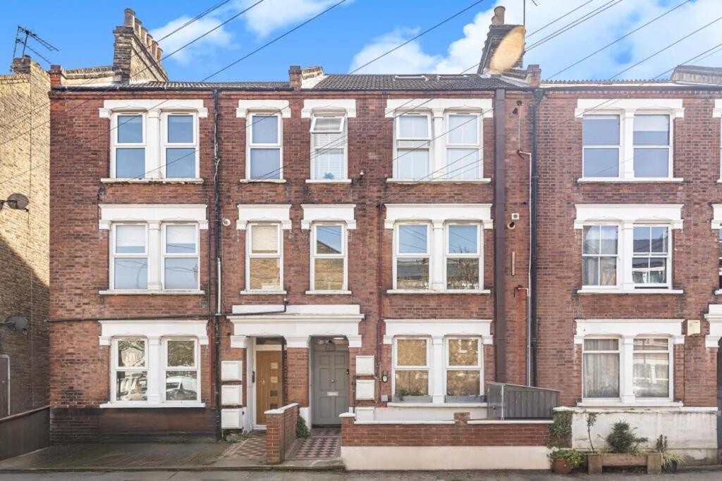 Brilliant 2 Bed Apartment - Spacious, Central & Well-Connected Londen Buitenkant foto