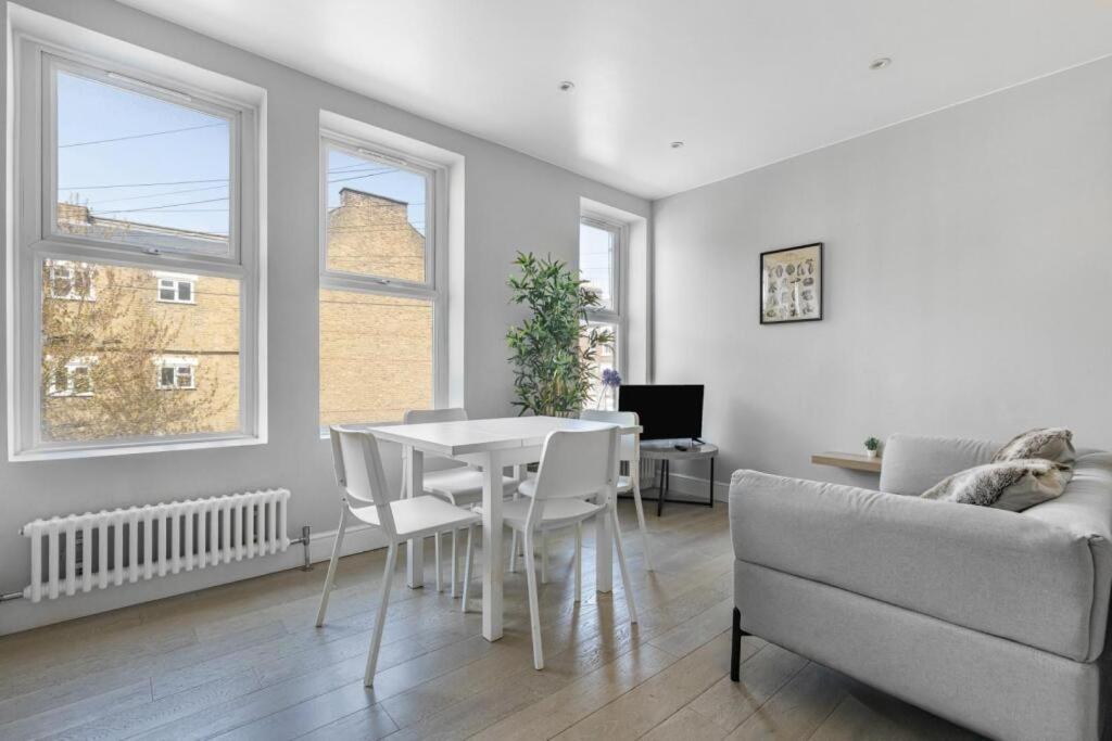 Brilliant 2 Bed Apartment - Spacious, Central & Well-Connected Londen Buitenkant foto