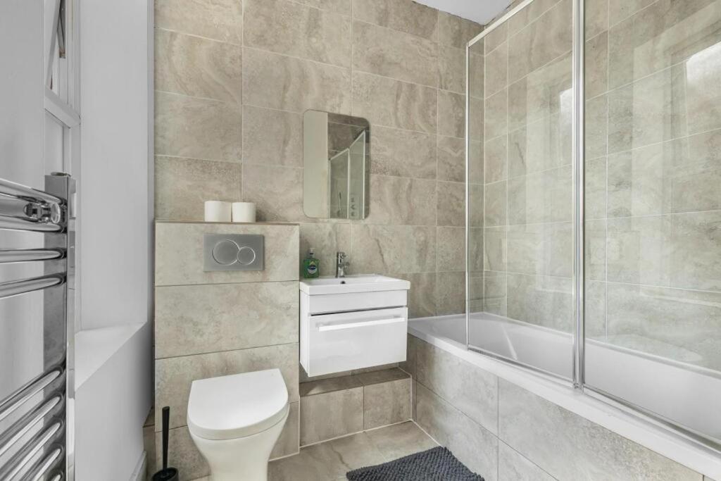 Brilliant 2 Bed Apartment - Spacious, Central & Well-Connected Londen Buitenkant foto